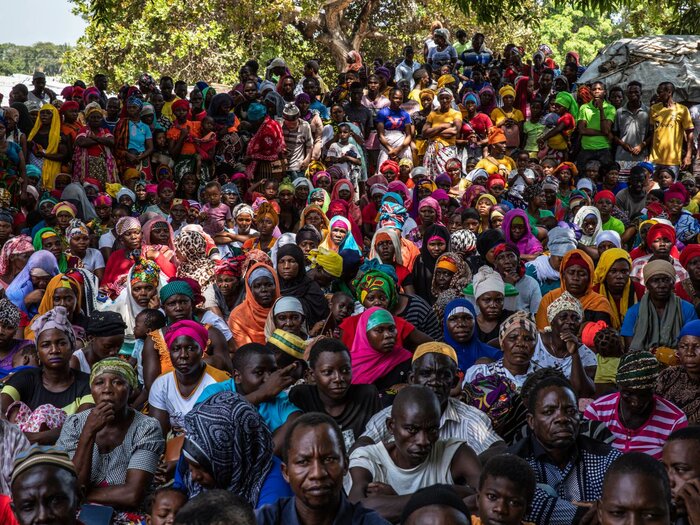 A crowded group of Mozambicans. 