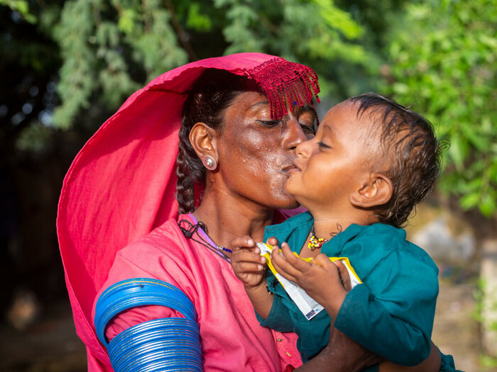 Lachmi and her 13-month-old son, Harichand, receive support from the Ehsas Nashonuma Programme, an innovative health and nutrition conditional cash transfer programme, aiming to prevent childhood stunting.
